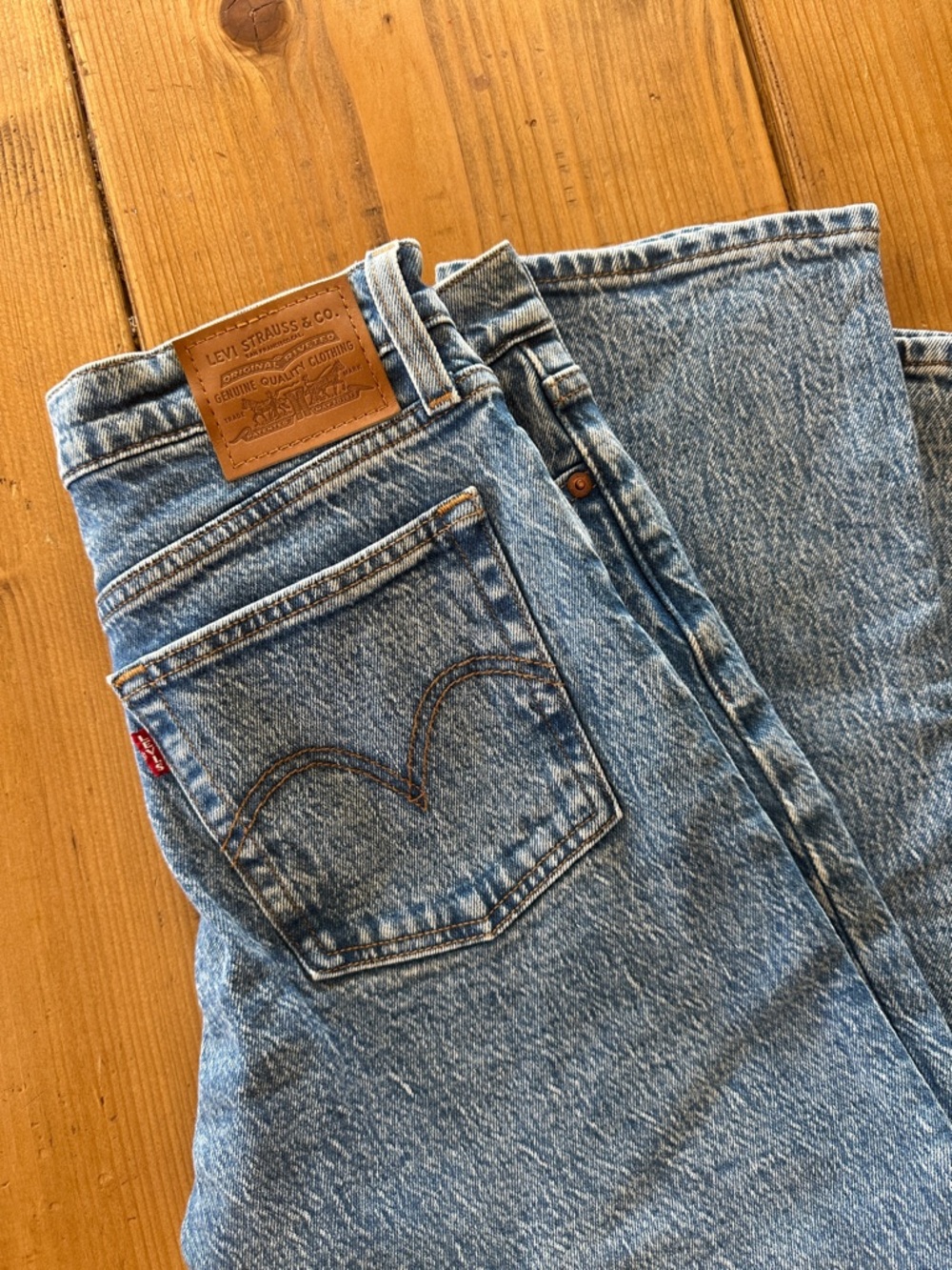 Levi's Wedgie Straight Jeans in light blue wash